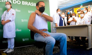 Sao Paulo valisi Joao Doria, kovid-19 'a karşı ikinci doz Coronavac aşısı alıyor. 4 Haziran 2021, Sao Paulo, Brezilya: Jean Gorinchteyn, Sao Paulo 'nun Sağlık Bakanı, bir basın toplantısı sırasında 