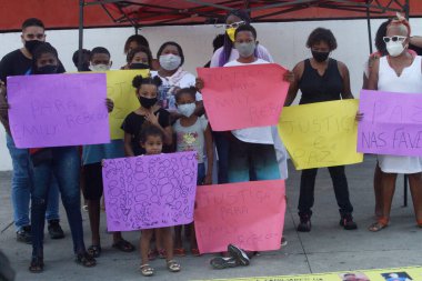 Dük de Caxias 'ta (RJ) başıboş kurşunların kurbanı iki çocuğun ölümünü protesto eden sosyal hareketler görülüyor. 4 Haziran 2021, Duque de Caxias, Brezilya: Duque de Caixas, Baixada Fluminense 'deki Square dos Pacificadores' te sosyal hareketler protesto 