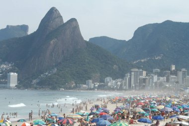 Ipanema Sahili Hareketi. 6 Haziran 2021, Rio de Janeiro, Brezilya: 6 Pazar günü Rio de Janeiro 'nun güneyindeki Ipanema Sahili' nde ağır bir insan hareketi var)