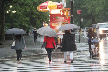 New York 'ta şiddetli fırtına var. 4 Haziran 2021, New York, ABD: Fırtınalı şiddetli bir fırtına saat 16: 00 sıralarında New York 'u ele geçirdi ve kapalı yerlere sığınmak zorunda kalan insanlar için ağır araç trafiğine yol açtı. Uyum