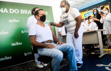 Sao Paulo valisi Joao Doria, kovid-19 'a karşı ikinci doz Coronavac aşısı alıyor. 4 Haziran 2021, Sao Paulo, Brezilya: Jean Gorinchteyn, Sao Paulo 'nun Sağlık Bakanı, bir basın toplantısı sırasında 
