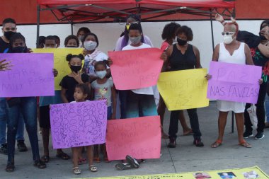 Dük de Caxias 'ta (RJ) başıboş kurşunların kurbanı iki çocuğun ölümünü protesto eden sosyal hareketler görülüyor. 4 Haziran 2021, Duque de Caxias, Brezilya: Duque de Caixas, Baixada Fluminense 'deki Square dos Pacificadores' te sosyal hareketler protesto 