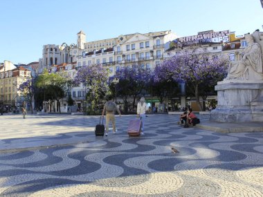 Lizbon 'da turizm. 6 Haziran 2021, Lizbon, Portekiz: Baixo-Chiado ve Rossio istasyonları arasında Pazar günü insan dolaşımı