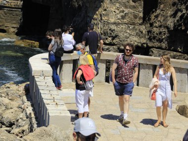 Boca do Inferno in Cascais Portugal 'da. Lizbon. 4 Haziran 2021, Lizbon, Portekiz: Cascais 'deki en güzel ve bilinen turistik yerlerden biri Boca do Inferno' dur. Okyanus kıyısında eşsiz bir kaya oluşumu.