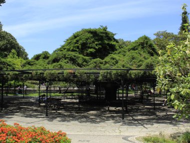 Lisbon 'daki Principe Real Garden manzarası. 3 Haziran 2021, Lizbon, Portekiz: Bairro Alto 'nun eteklerinde bulunan Principe Real Garden manzarası, 19. yüzyılın ortalarında inşa edildi.. 