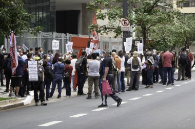 Öğretmenler Sao Paulo Belediye Meclisi 'nde protesto yapıyor. 7 Haziran 2021, Sao Paulo, Brezilya: Sao Paulo Belediye Meclisi önünde öğretmenler herkese aşı yapılmasını, sağlık güvenliğiyle ilgili yüz yüze dersler verilmesini ve okulların yeniden düzenlenmesini protesto ediyorlar. 