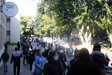 Özel okulların öğretmenleri ve çalışanları Porto Alegre 'de Covid' e karşı aşılandı. 2 Haziran 2021, Porto Alegre, Brezilya: Porto Alegre 'deki özel okulların öğretmenleri ve çalışanları IAPI' de Covid-19 'a karşı aşı için sıraya girdiler