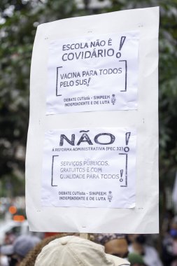 Öğretmenler Sao Paulo Belediye Meclisi 'nde protesto yapıyor. 7 Haziran 2021, Sao Paulo, Brezilya: Sao Paulo Belediye Meclisi önünde öğretmenler herkese aşı yapılmasını, sağlık güvenliğiyle ilgili yüz yüze dersler verilmesini ve okulların yeniden düzenlenmesini protesto ediyorlar. 
