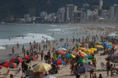 Ipanema Sahili Hareketi. 6 Haziran 2021, Rio de Janeiro, Brezilya: 6 Pazar günü Rio de Janeiro 'nun güneyindeki Ipanema Sahili' nde ağır bir insan hareketi var)