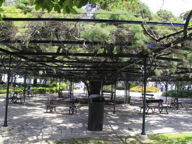 Lisbon 'daki Principe Real Garden manzarası. 3 Haziran 2021, Lizbon, Portekiz: Bairro Alto 'nun eteklerinde bulunan Principe Real Garden manzarası, 19. yüzyılın ortalarında inşa edildi.. 
