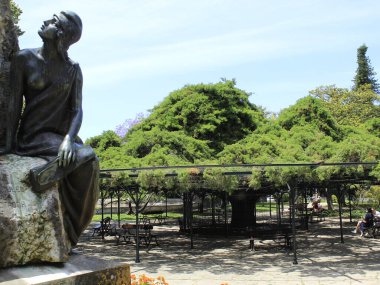 Lisbon 'daki Principe Real Garden manzarası. 3 Haziran 2021, Lizbon, Portekiz: Bairro Alto 'nun eteklerinde bulunan Principe Real Garden manzarası, 19. yüzyılın ortalarında inşa edildi.. 