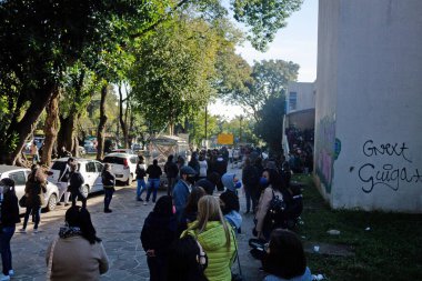 Özel okulların öğretmenleri ve çalışanları Porto Alegre 'de Covid' e karşı aşılandı. 2 Haziran 2021, Porto Alegre, Brezilya: Porto Alegre 'deki özel okulların öğretmenleri ve çalışanları IAPI' de Covid-19 'a karşı aşı için sıraya girdiler