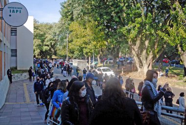 Özel okulların öğretmenleri ve çalışanları Porto Alegre 'de Covid' e karşı aşılandı. 2 Haziran 2021, Porto Alegre, Brezilya: Porto Alegre 'deki özel okulların öğretmenleri ve çalışanları IAPI' de Covid-19 'a karşı aşı için sıraya girdiler