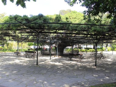 Lisbon 'daki Principe Real Garden manzarası. 3 Haziran 2021, Lizbon, Portekiz: Bairro Alto 'nun eteklerinde bulunan Principe Real Garden manzarası, 19. yüzyılın ortalarında inşa edildi.. 