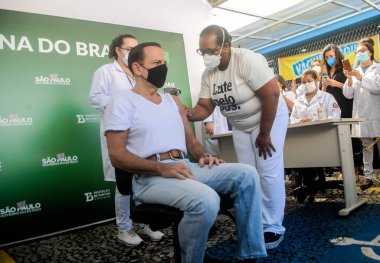 Sao Paulo valisi Joao Doria, kovid-19 'a karşı ikinci doz Coronavac aşısı alıyor. 4 Haziran 2021, Sao Paulo, Brezilya: Jean Gorinchteyn, Sao Paulo 'nun Sağlık Bakanı, bir basın toplantısı sırasında 