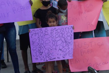 Dük de Caxias 'ta (RJ) başıboş kurşunların kurbanı iki çocuğun ölümünü protesto eden sosyal hareketler görülüyor. 4 Haziran 2021, Duque de Caxias, Brezilya: Duque de Caixas, Baixada Fluminense 'deki Square dos Pacificadores' te sosyal hareketler protesto 