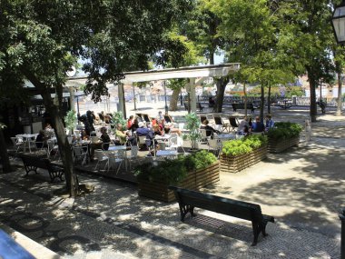 Corpus Christi tatili sırasında Lizbon 'da yoğun bir insan hareketi. 3 Haziran 2021, Lizbon, Portekiz: Corpus Christi tatili sırasında Coronavirus salgını sırasında Lizbon 'da yoğun bir hareket yaşandı. Fotoğraf: Edson 