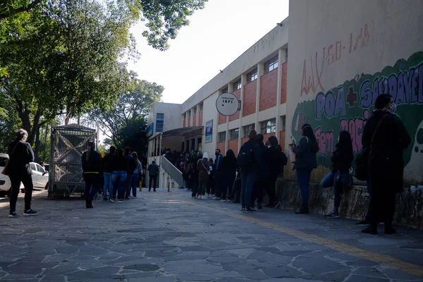 Özel okulların öğretmenleri ve çalışanları Porto Alegre 'de Covid' e karşı aşılandı. 2 Haziran 2021, Porto Alegre, Brezilya: Porto Alegre 'deki özel okulların öğretmenleri ve çalışanları IAPI' de Covid-19 'a karşı aşı için sıraya girdiler