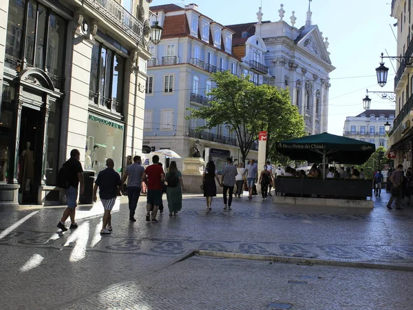 Lizbon 'da turizm. 6 Haziran 2021, Lizbon, Portekiz: Baixo-Chiado ve Rossio istasyonları arasında Pazar günü insan dolaşımı