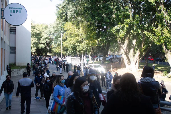 Özel okulların öğretmenleri ve çalışanları Porto Alegre 'de Covid' e karşı aşılandı. 2 Haziran 2021, Porto Alegre, Brezilya: Porto Alegre 'deki özel okulların öğretmenleri ve çalışanları IAPI' de Covid-19 'a karşı aşı için sıraya girdiler