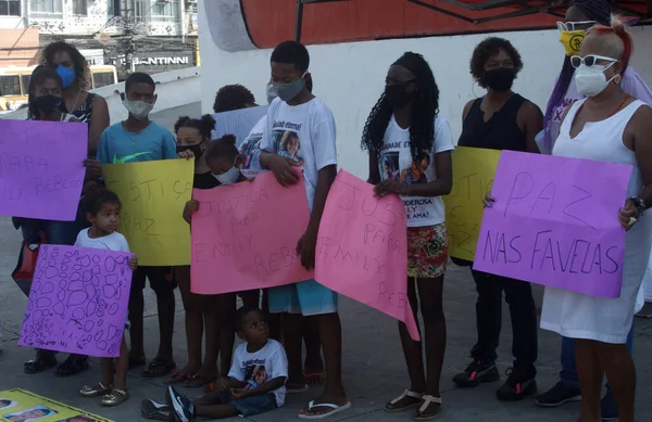 Dük de Caxias 'ta (RJ) başıboş kurşunların kurbanı iki çocuğun ölümünü protesto eden sosyal hareketler görülüyor. 4 Haziran 2021, Duque de Caxias, Brezilya: Duque de Caixas, Baixada Fluminense 'deki Square dos Pacificadores' te sosyal hareketler protesto 