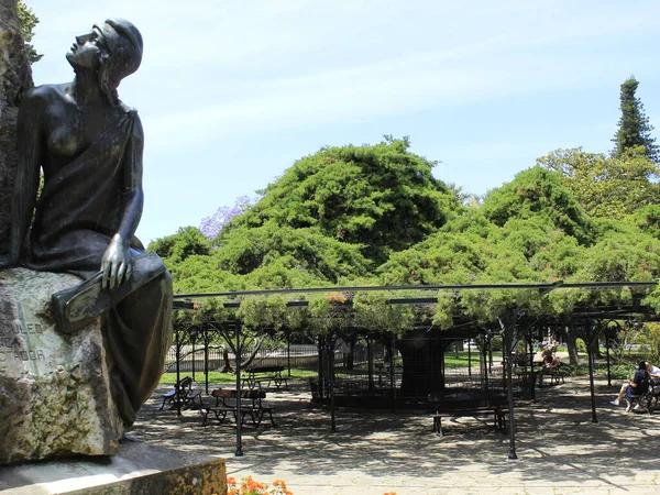 Lisbon 'daki Principe Real Garden manzarası. 3 Haziran 2021, Lizbon, Portekiz: Bairro Alto 'nun eteklerinde bulunan Principe Real Garden manzarası, 19. yüzyılın ortalarında inşa edildi.. 