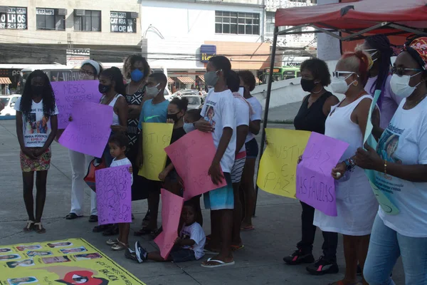 Dük de Caxias 'ta (RJ) başıboş kurşunların kurbanı iki çocuğun ölümünü protesto eden sosyal hareketler görülüyor. 4 Haziran 2021, Duque de Caxias, Brezilya: Duque de Caixas, Baixada Fluminense 'deki Square dos Pacificadores' te sosyal hareketler protesto 