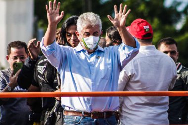  Konvoy, Sao Paulo 'daki Bolsonaro hükümetinin lehine. 12 Haziran 2021, Sao Paulo, Brezilya: Maske takan ve kalabalıklar oluşturan Cumhurbaşkanı Jair Bolsonaro, Çevre Bakanı Ricardo Salles ve Senatör Eduardo Bolsonaro 