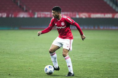 Brezilya Futbol Kupası: Uluslararası ve Vitoria. Haziran 2021, Porto Alegre, Brezilya: Beira-Rio Stadyumu 'nda düzenlenen Brezilya Futbol Kupası' nın üçüncü aşaması için geçerli olan iç saha ile Vitoria arasında oynanan futbol maçında Taison, Internacional oyuncusu,