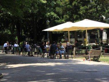 Miradouro de Santa Luzia 'da. 13 Haziran 2021, Lizbon, Portekiz: Güneşli bir gün ve güzel bir hava, Pazar günü turistleri Alfama ve Tejo Nehri üzerinde ayrıcalıklı bir manzaraya sahip olan Santa Luzia Miradouro 'ya götürün. 