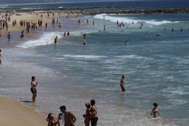 (INT) Banyo yapanlar, Portekiz 'in Costa da Caparica sahilinde güneşli bir günün tadını çıkarıyorlar. 8 Haziran 2021, Almada, Portekiz: Portekiz kıyısındaki Costa da Caparica plajında 8 Haziran Salı günü Avrupa kıtasındaki havuz temizleyicilerinin hareketi. Fotoğraf: Edson de Souza / Th