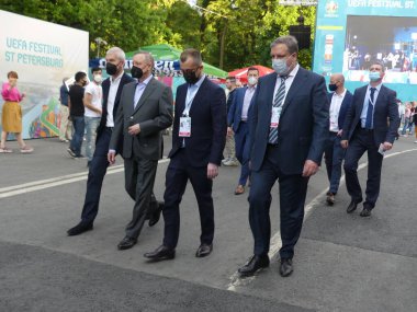 Rus Spor hayranları UEFA 2021 'in açılışını St. Petersburg' da kutluyor. 11 Haziran 2021, Konyushennaya Meydanı, St. Petersburg, Rusya Federasyonu: Coşkulu Rus sporseverler St. Petersburg FanZone 'da toplandı 