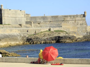 (Portekiz 'deki Torre plajında güneşli bir günün tadını çıkarıyorlar. 9 Haziran 2021, Cascais, Portekiz: Bathers, Avrupa kıtasındaki Cascais kıyı bölgesindeki Torre plajında güneşli bir günün tadını çıkarıyor. Fotoğraf: Edson de Souza / TheNews2 (Fotoğraf: E