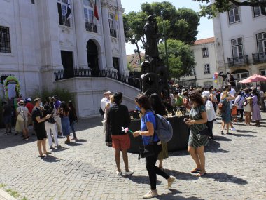 Lizbon 'da Aziz Anthony Günü onuruna düzenlenen ayine sadık insanlar da katıldı. 13 Haziran 2021, Lizbon, Portekiz: Lizbon ve Portekiz 'in koruyucu azizi Aziz Anthony Günü onuruna 13 Haziran Pazar günü düzenlenen ayine sadık insanlar katıldı.)