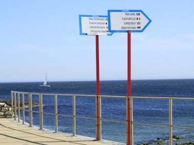 (Portekiz 'deki Torre plajında güneşli bir günün tadını çıkarıyorlar. 9 Haziran 2021, Cascais, Portekiz: Bathers, Avrupa kıtasındaki Cascais kıyı bölgesindeki Torre plajında güneşli bir günün tadını çıkarıyor. Fotoğraf: Edson de Souza / TheNews2 (Fotoğraf: E