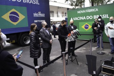 800,000 Coronavac aşısının Sao Paulo Valisi tarafından teslim edilmesi. 11 Haziran 2021, Sao Paulo, Brezilya: Sao Paulo Valisi, Joao Doria, Jean Gorinchteyn, Sao Paulo Sağlık Bakanı, Dimas Covas, Butantan Enstitüsü Müdürü,