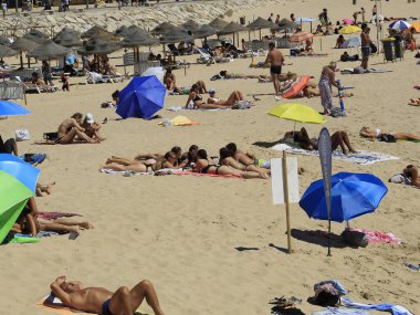 8 Haziran 2021, Almada, Portekiz: Portekiz kıyısındaki Costa da Caparica plajında 8 Haziran Salı günü Avrupa kıtasındaki hamamlar