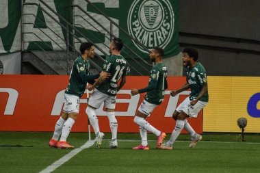 Brezilya Futbol Şampiyonası: Palmeiras ve Corinthians. 12 Haziran 2021, Sao Paulo, Brezilya: Palmeiras oyuncuları Palmeiras ve Corinthians arasında oynanan futbol maçında Raphael Veiga 'nın attığı golü kutladılar. 