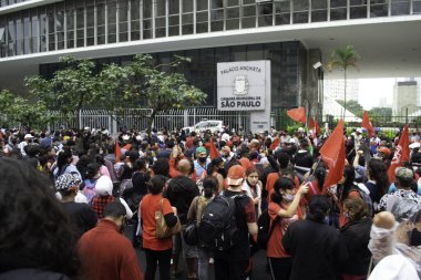 Sao Paulo Belediye Binası önünde Evsizler Hareketi protestocuları protesto ediyor. 10 Haziran 2021, Sao Paulo, Brezilya: MTST 'ye bağlı protestocular (Evsizler Hareketi) Sao Paul Belediye Binası önünde konut protestosu