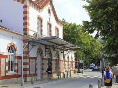 Portekiz 'de turizm. 9 Haziran 2021, Lizbon, Portekiz. Portekiz plajlarını arayan turistlerin uğrak yeri olan Lizbon ve Cascais arasında bu bahar Avrupa kıtasındaki insanların taşınması bu ilkbahar gerçekleşti.