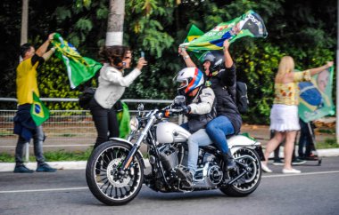 Motosikletçiler Sao Paulo 'da Bolsonaro hükümetinin lehine yürüyorlar. 12 Haziran 2021, Sao Paulo, Brezilya: Başkan Jair Bolsonaro 'nun destekçileri, Sao Paulo' daki Olavo de Fontoura Bulvarı 'ndan ayrılarak federal hükümet lehine' motociata 'ya toplandılar.