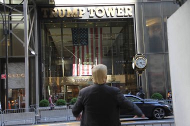 Donald Trump Trump, Trump Tower 'da Halkı Eğlendiriyor. 10 Haziran 2021, New York, ABD: Eski ABD Başkanı Donald Trump gibi giyinen Neil Harbinsson, 5. Cadde, New York 'taki Trump Tower' ın önünde insanları eğlendiriyor..  