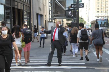 Donald Trump Trump, Trump Tower 'da Halkı Eğlendiriyor. 10 Haziran 2021, New York, ABD: Eski ABD Başkanı Donald Trump gibi giyinen Neil Harbinsson, 5. Cadde, New York 'taki Trump Tower' ın önünde insanları eğlendiriyor..  