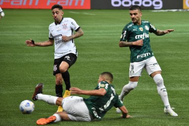 Brezilya Futbol Şampiyonası: Palmeiras ve Corinthians. 12 Haziran 2021, Sao Paulo, Brezilya: Palmeiras oyuncuları Palmeiras ve Corinthians arasında oynanan futbol maçında Raphael Veiga 'nın attığı golü kutladılar. 