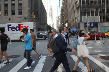 (New York 'ta güneşli ve mutlu bir gün. 10 Haziran 2021, New York, ABD: Hava güneşli ve sıcak olduğu için, pek çok New Yorklu ve turist bundan yararlanıyor ve Times Meydanı 'nda eğleniyor. 