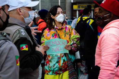 Porto Alegre 'deki evsiz insanlar daha fazla sığınak talep ediyorlar. 11 Haziran 2021, Porto Algre, Brezilya: Evsiz insanlar, MNPR (Ulusal Sokak Nüfusu Hareketi) adlı STK ile birlikte Porto Alegre Belediye Binası önünde protesto gösterisi