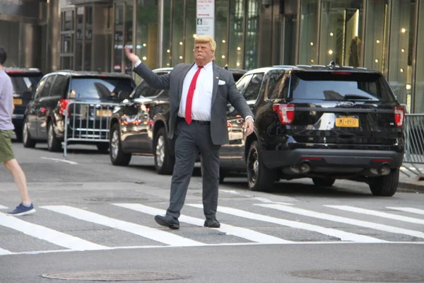 Donald Trump Lihat Alike Entertains Publik Trump Tower Juni 2021 — Stok Foto
