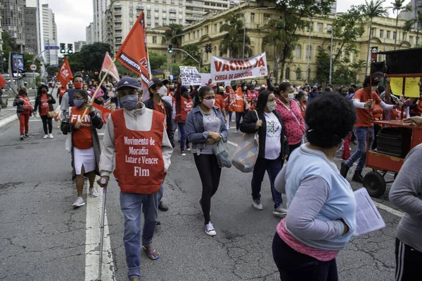 住宅運動のための戦いのための戦線のメンバーは サンパウロで コヴィド 19に対してワクチン接種される権利のために抗議する 2021年6月11日ブラジル サンパウロ Flm 住宅のための戦い 運動のメンバーは サンパウロのダウンタウンの共和国広場で抗議しています — ストック写真