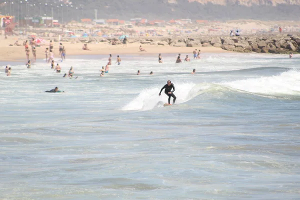 图文阅读 葡萄牙科斯塔达卡帕里卡海滩上冲浪的人喜欢冲浪 也喜欢运动 在葡萄牙海岸阿尔马达的科斯塔达卡帕里卡海滩上 冲浪的人喜欢冲浪 也喜欢运动 — 图库照片