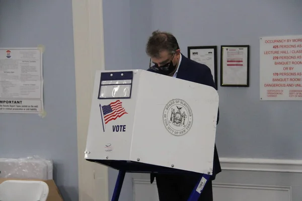 纽约市市长初选的提前投票 2021年6月12日 美国纽约 市长初选提前投票于今天 12日 一直持续到6月20日 选民可在一次排名第5位的投票中选出最多5名候选人 — 图库照片